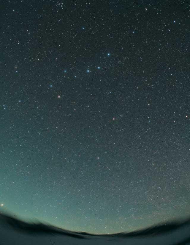 Takto sa dostaneme mimoriadne jasnej hviezde, ktorou je práve Polárka.