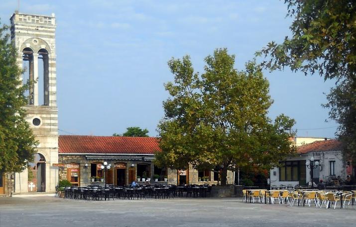 Εικόνα 2 Άποψη της πλατείας του οικισμού 2.2 Το κτίριο του παλαιού Δημοτικού Σχολείου Κομποτίου Το κτίριο του Δημοτικού Σχολείου Κομποτίου βρίσκεται στο κέντρο του οικισμού.
