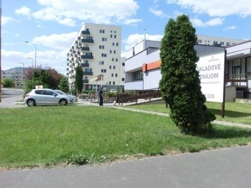 Ďalšia zatrávnená plocha so stromami sa nachádza pri bytových domoch (obj. č. 1,2) na východnom okraji lokality v kontakte so zeleňou záhrad rodinných domov. Pozdĺž Podunajskej ul.