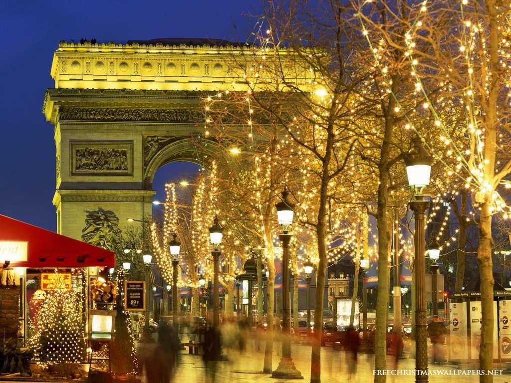 Στην Πλατεία Ομονοίας στήνεται κάθε χρόνο το χριστουγεννιάτικο δέντρο, ένα από τα μεγαλύτερα της Ευρώπης!