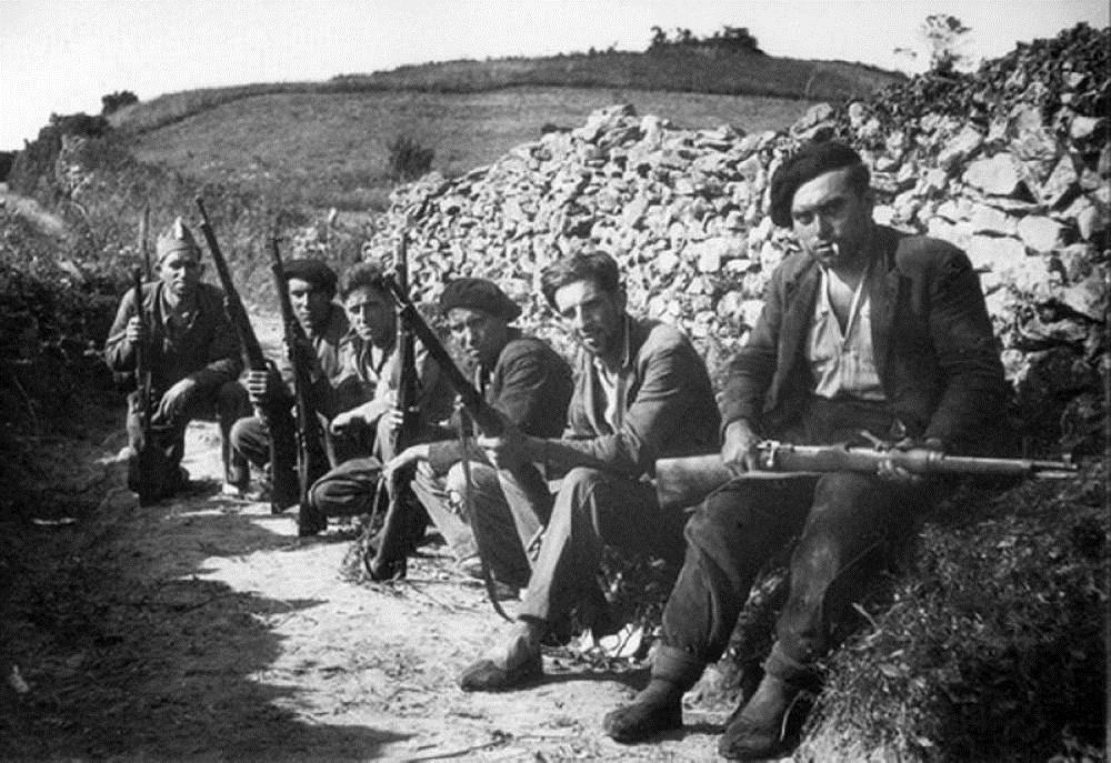 Η πλειοψηφία των επαναστατών της Αστούρια ήταν μέλη της αναρχικής CNT και της σοσιαλιστικής PSOE, η CNT μόνη της αριθμεί ήδη 22000 οργανωμένα μέλη που εργάζονται στην περιοχή.