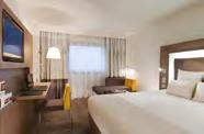 Holiday Inn Paris - Porte De Clichy 4* (Family) Αυτό το 4 αστέρων Holiday Inn βρίσκεται στο βόρειο τμήμα του Παρισιού, σε απόσταση μόλις 500μ.