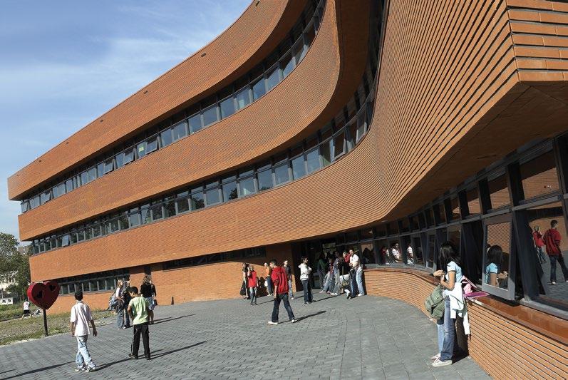 Terca Srednja šola, Nizozemska Foto: Ruud Peijnenburg IZOLACIJA Dvoslojne zidove je mogoče načeloma izvesti z ali brez sloja zraka.