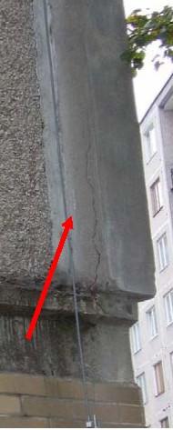 Prejavuje sa oddeľovaním obkladových panelov od nosnej