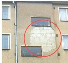 Po odstránení uvoľnenej omietky a opravení po