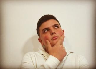 2. Η Ομάδα Η τετραμελής ομάδα μας έχει την υποστήριξη και καθοδήγηση του κυρίου Τάσου Κασμίρη, αλλά και την υποστήριξη της κυρίας Κατερίνας Λινάρδου και της κυρίας Πέγκυ Κομβοτέα.