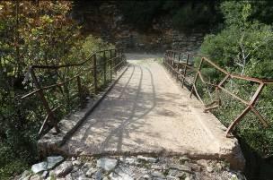 Πρόκειται για γέφυρα ενός ανοίγματος (βλ Εικόνα 2) από οπλισμένο σκυρόδεμα η οποία στα άκρα της εγκιβωτίζεται εντός μπλοκ σκυροδέματος που λειτουργούν ως ακρόβαθρα, και τα οποία μεταφέρουν τα φορτία