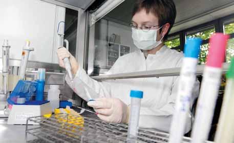 Antivirotiká k liečbe infekcie HIV Antiretrovirotika zasahujú do funkcie kľúčových enzýmov HIV (reverznej transkriptázy RT, proteinázy, integrázy), alebo bránia vstupu vírusu do bunky (inhibítory