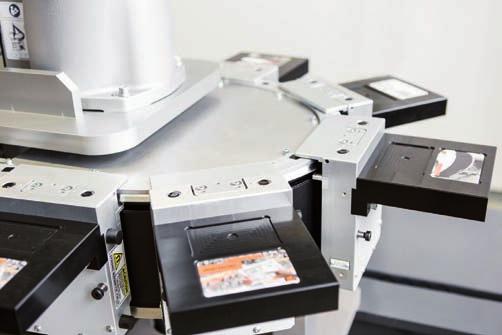 Jednotlivé vozíky sú poháňané elektromagneticky, držia na trati pomocou magnetickej sily (levitujú), takže netreba prenášať hnací moment cez prídržné kolesá vozíka na vodiace lišty a tým sa