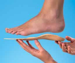 Najčastejšími príznakmi detskej plochej nohy sú výrazné vybočenie piat do X, veľmi zreteľná chôdza špičkami von, vyosenie kolienok do X a súmerné pozáťažové, alebo večerné bolesti na prednej strane
