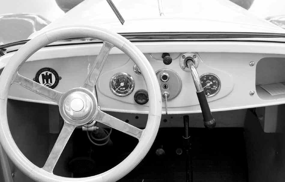 Ford V8 (1932) O γενάρχης του drag racing Ακριβώς το αντίθετο του επαναστατικού, αλλά πολύ προχωρημένου για την εποχή του DKW ήταν το Ford V8 του