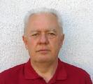 Завршио је примарну и напредну едукацију за РЕБТ терапеута по програму института Алберт Елис (Њујорк) и поседује цертификат ове угледне установе.