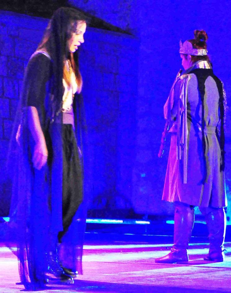Υψίπολις Στα λόγια τους βρίσκεις την αλήθεια που θέλεις ν ακούσεις Οι πράξεις τους σε τρομάζουν «Άπολις όποιος το θράσος έχει να κάνει το κακό και τ άδικο!