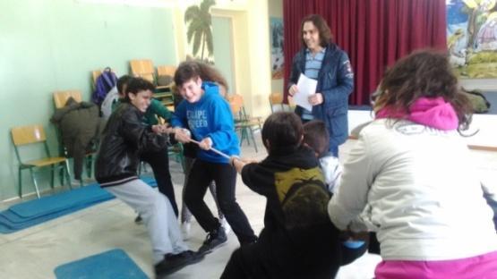 ζνπο βφινπο ρηππήζνπλ απφ ηελ απέλαληη νκάδα, ηνπο παίξλνπλ, ελψ ν εκςπρσηήο καδεχεη φζνπο βφινπο δε βξνπλ ζηφρν.