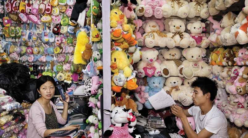 ال نفاق الص يني يجب ا ن تعطي الص ين دفعة ا كبر ل نفاق ال سر المعيششية حتى يكون نموها ا كثر ششمولا للجميع سستيفن بارنيت وا لا ميرفودا ومالهار نابار موظفان في شركة لبيع ا لعاب الا طفال بالجملة في مقص