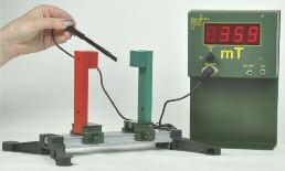 byť fixované štvorcové magnety DE412-1B. DE409-2S Ploché tyčové magnety 80 mm, ALNiCo, pár Materiál : AINiCo Póly červeno/zeleno lakované, s kovovými spojkami, uložené v polystyrénovom obale.