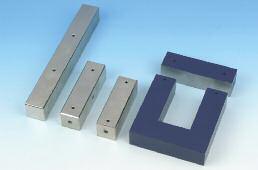 Prierez: 30x29 mm Rozmery: 105x110x30 mm 2 DE452-3B I-jadro z trafo plechov Pre použitie ako spojka pre U-jadro z trafo plechov, zvarené transformátorové plechy s brúsenou príložnou plochou, lakované