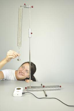 max. 10 mm, dve upínacie skrutky (pre vyváženie). Upínač s dvomi menšími otvormi na čele s rozstupom 19 mm na uchytenie prístrojov so 4 mm zásuvnými kolíkami.