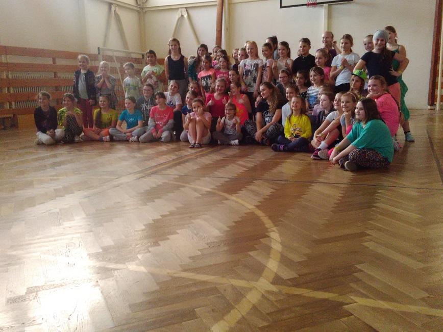 SCHOOL, pod vedením Melánie Kasenčákovej. Workshopu sa zúčastnilo približne 60 detí, ktoré tancovali 90 minút.