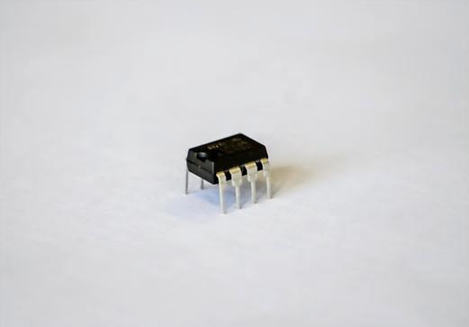 Slika 8: Integrirano vezje Operacijski ojačevalnik (integrirano vezje - IC) Operacijski ojačevalnik je elektronski element, ki je navadno v obliki integriranega