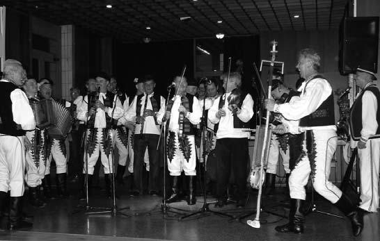 na Večere autentického folklóru. Program sa začal o 19,00 privítaním Ing. Vladimírom Beňovičovej, starostky obce a riaditeľky ZŠ Jána Lipského Mgr. Dariny Sýkorovej.