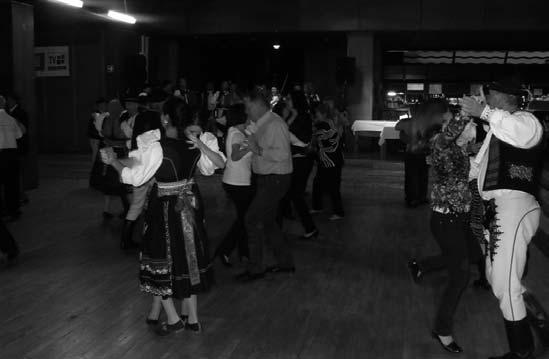 Eva Beňovičová, starostka Obce Trenčianske Stankovce a Ing. Vendelín Sedláček, predseda folklórneho súboru Rozvadžan.
