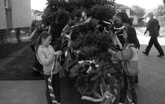 Popoludní pokračovali folkloristi ďalším vystúpením doma, pred stankovským publikom na dvore Gazdovského domu u Tomíkov. Tu už po tretíkrát otvárali expozíciu predmetov zo života MÁJ, MÁJ, MÁJ ZELENÝ.