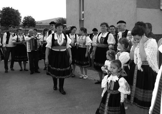 VYHRÁVANIE MÁJA Trenčianske Stankovce 31.05.2014 Tak, ako sa máj slávnostne staval, patrí sa ho slávnostne aj dať dolu. Udialo sa to v posledný májový deň v sobotu sa pri tom nikomu nič nestalo.