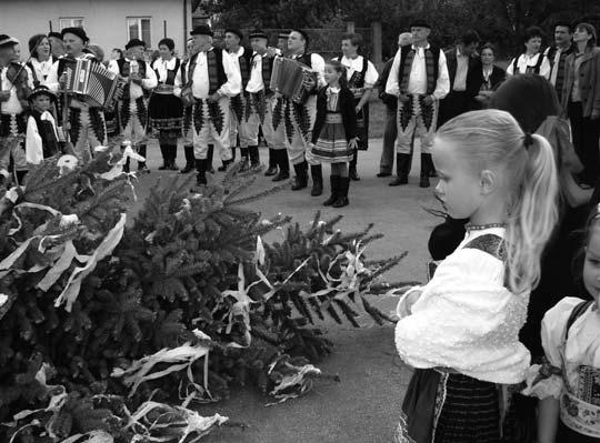 Postupne sa sprievod presunul najskôr pred bar a potom pred reštauráciu, kde sa spievalo a tancovalo až do 19,00 hod.