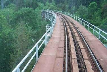 Obr. 7.11 Pohľad na železničný viadukt pod Dielom na 1 z 2 ozubnicových tratí SR. Železničnú trať č.