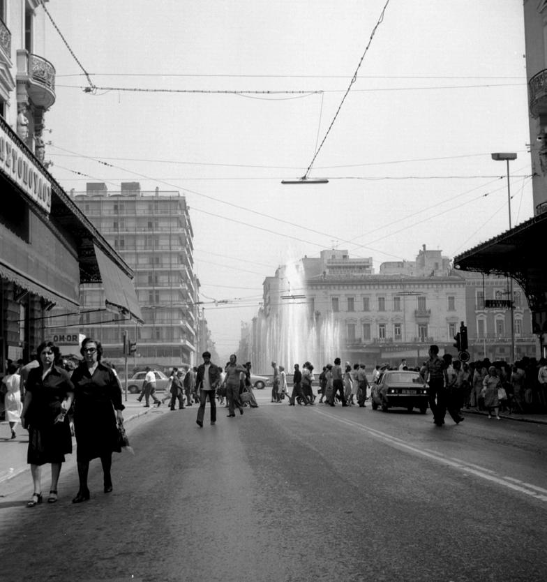 Παναγιώτης Τουρνικιώτης Φράχτες και άλματα στην ελληνική αστική κουλτούρα του 70 Για εκείνους που κατασκευάζουν ακόμα συνεκτικά πυκνώματα έκφρασης στο χώρο των τεχνών, οι δεκαετίες αποτελούν μια από