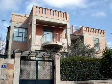 Το σημαντικότερο όμως είναι η επεξεργασία της επιφάνειας των υλικών, κυρίως του γυμνού σκυροδέματος και της πελεκημένης πέτρας, η επιτηδευμένη συναρμογή των τούβλων, οι ζωγραφικές λεπτομέρειες του