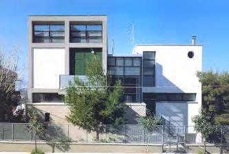 του αφαιρεί το ανεπιτήδευτο, πρωτογενές ιδίωμα. Η κατοικία και το γραφείο του αρχιτέκτονα πλάι στο Αττικό Άλσος, στην Αθήνα, σχεδιασμένη το 1985, (εικ.