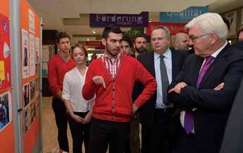 Anhand einer Ausstellung im Foyer wurden Herr Steinmeier und Herr Kotzias von Schülern über das Begegnungsprojekt zwischen der DSA und dem Lyzeum in Distomo informiert.