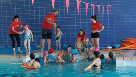 unterricht zu genießen und viele sportliche Fähigkeiten auszuprobieren. Daneben nahmen die Kinder an vielen interessanten Exkursionen teil.