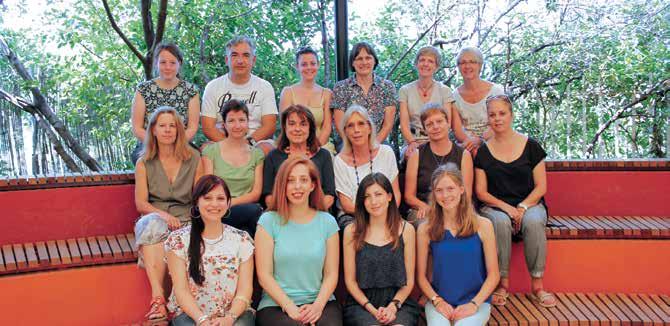 Stavroula Tzika, Luitraud Widmaier-Cafantaris, Chrysoula Moumtzaki, Ronja Buggel, Uta Korkodilos, Katrin Sakellariou Von links nach rechts, hintere Reihe / Από αριστερά προς τα δεξιά, πίσω σειρά: