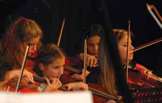Die neu zusammengesetzte Musikfachschaft stellte sich im diesjährigen Weihnachtskonzert vor: Herr Fabian Emde, Leiter des Schulchores der Klassen 5-6, brachte mit viel Witz und Elan die jüngeren