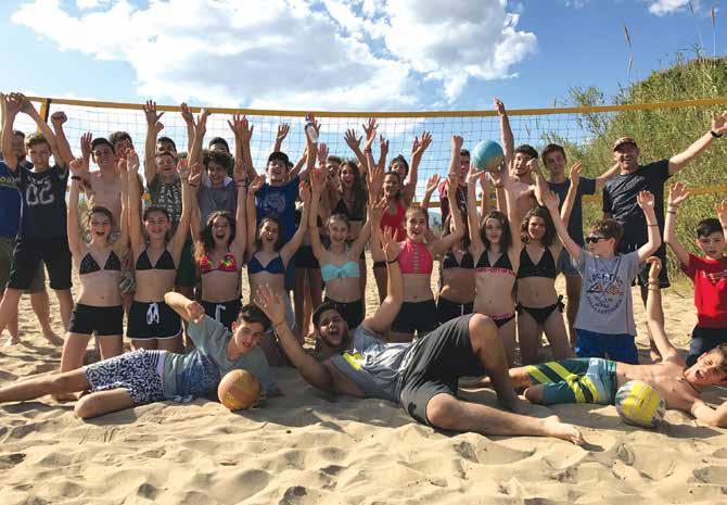 erzählt, dass sie einen wunderschönen Tag hatten. Logischerweise haben sich deren Eltern gefragt, warum sie so froh waren. Sie hatten ja nur Volley gespielt, was sie immer wieder machen.