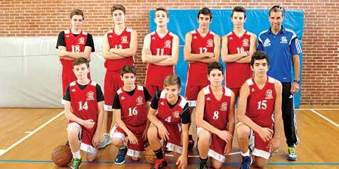 Basketball-AGs / Όμιλοι εργασίας Μπάσκετ Jungen-Basketball-Mannschaft (Gymnasion) Ομάδα Μπάσκετ αγοριών (Γυμνασίου) Vassilis Rosakis, Lehrer / Βασίλης Ροζάκης, καθηγητής Es ist jetzt das dritte Jahr,