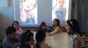 Am 27. April stellten sich alle Kinder aus dem Kindergarten zu einer Menschenkette auf, um die Schuhkartons zum Bus zu transportieren.
