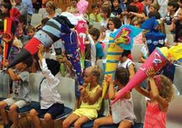 Sie wurden zunächst von der neuen Schulleiterin, Frau Brunke-Kullik, herzlich willkommen geheißen. Die Kinder der Grundschule hatten mit Liedern und Tänzen ein buntes Programm vorbereitet.