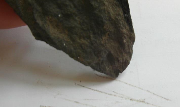 1.2.6 Lapor Lapor je sedimentna kamnina sive do rumenkaste barve. Nastane, kadar se zrna gline, apnenca ali dolomita združijo. Lapor je gladka kamnina, uporablja se tudi za gradbeni material.