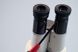 Štandardný tubus Leica so samostatnými okulármi 1. Vložte okuláre do tubusov. 2.