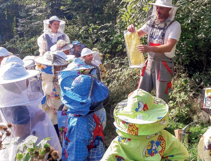 s tajomstvami včelárskeho umenia Výroba medu v priamom prenose De mali možnosť vidieť prácu včelára zblízka, museli však mať ochranné mundúry.