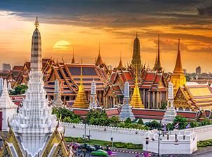 Θα φτάσουμε στο Θόνμπουρι, την 3η κατά σειρά πρωτεύουσα της Ταϊλάνδης (1767-1782), όπου θα επισκεφτούμε τον παλιότερο ναό της πόλης, το Ναό της Αυγής, που είναι καλυμμένος με κομμάτια κινέζικης