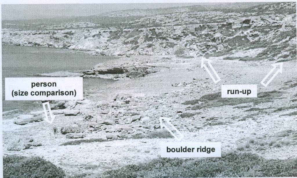 Σχήμα 25: Αποθέσεις ογκολίθων από τσουνάμι στον κόλπο του Ερημίτη στη χερσόνησο του Ακάμα. Οι ογκόλιθοι εναποτέθηκαν σε ύψος 5-10 μέτρα πάνω από το επίπεδο της θάλασσας (Kelletat & Schellman, 2001).