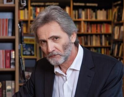 «γινάτι, Ο σοφός της λίμνης» : Ο Γιάννης Καλπούζος μιλάει για το νέο βιβλίο του Παρασκευή, 03 Αύγουστος 2018-11:15 Από την Μαίρη Γκαζιάνη Ο Γιάννης Καλπούζος γεννήθηκε στο χωριό Μελάτες της Άρτας το