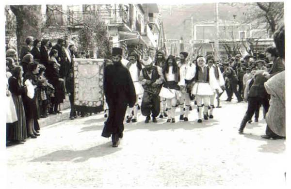 Δήμος Καλαβρύτων αρχίζουν από το Ηρώο, όπου τελείται τρισάγιο, κατάθεση στεφάνων, τήρηση ενός λεπτού σιγή, στη μνήμη των ενδόξων ηρώων και ανάκρουση εθνικού ύμνου.