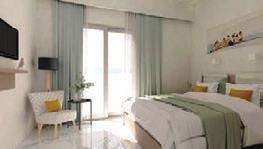 ΙΑΜΟΝΗ: 182 δωµάτια στο κεντρικό κτίριο, 102 bungalows και 2 σουίτες. Είναι ιδανικό για οικογένειες καθώς τα Bungalows -πρόσφατα ανακαινισµένα- µπορούν να φιλοξενήσουν 4µελεις οικογένειες.