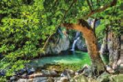 Ιδίως τα εκλεκτά δείγµατα των αϊτσένιων οικιών, δηλαδή αυτών µε την επίπεδη χωµατένια στέγη. Επόµενη στάση µας είναι η Καµαριώτισσα.